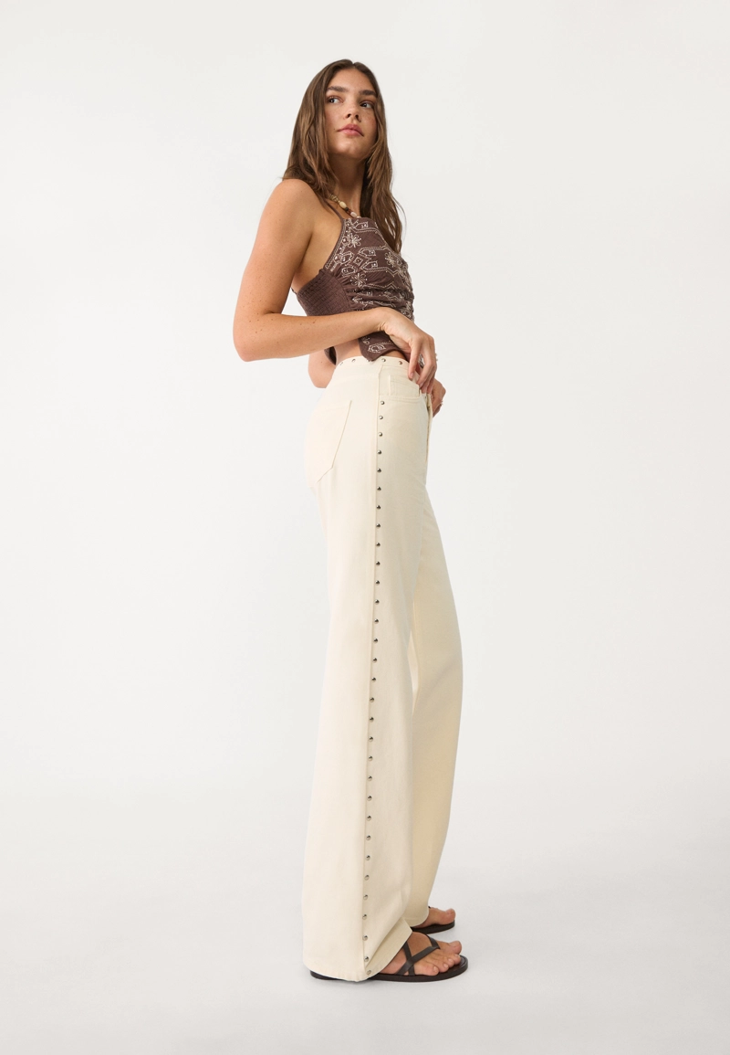 Джинсы прямого кроя с заклепками на поясе