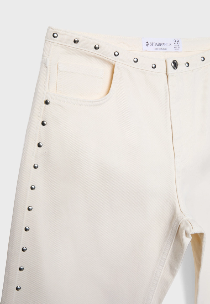 Джинсы прямого кроя с заклепками на поясе