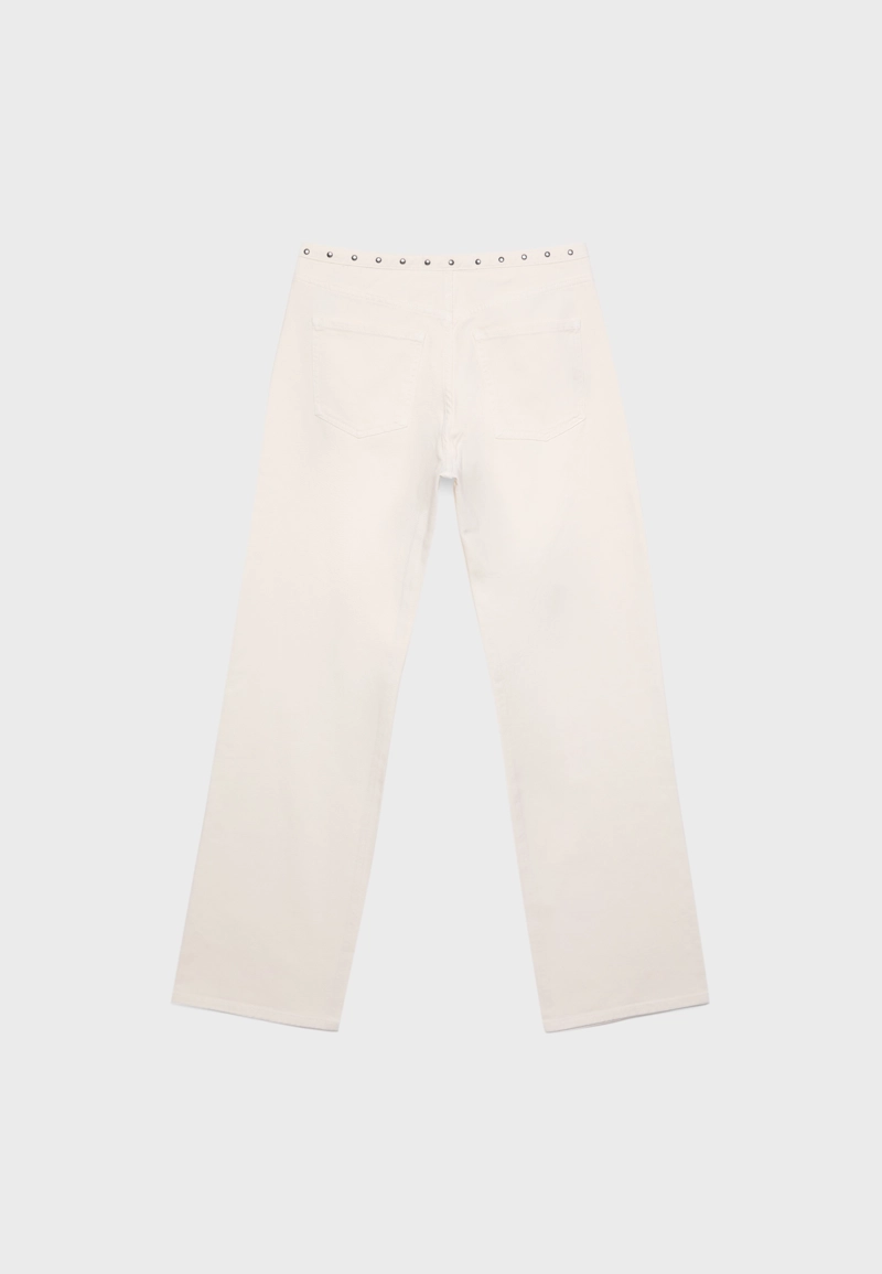 Джинсы прямого кроя с заклепками на поясе