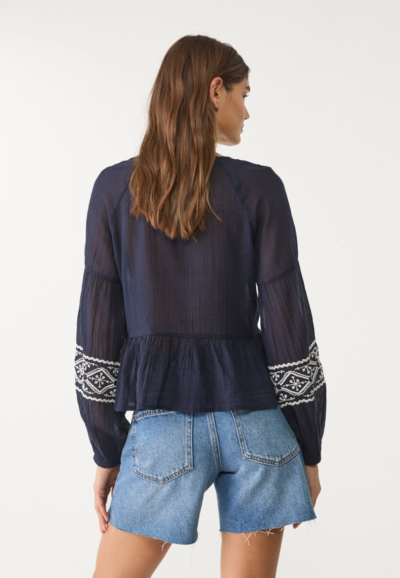 Блуза из струящейся ткани с вышивкой