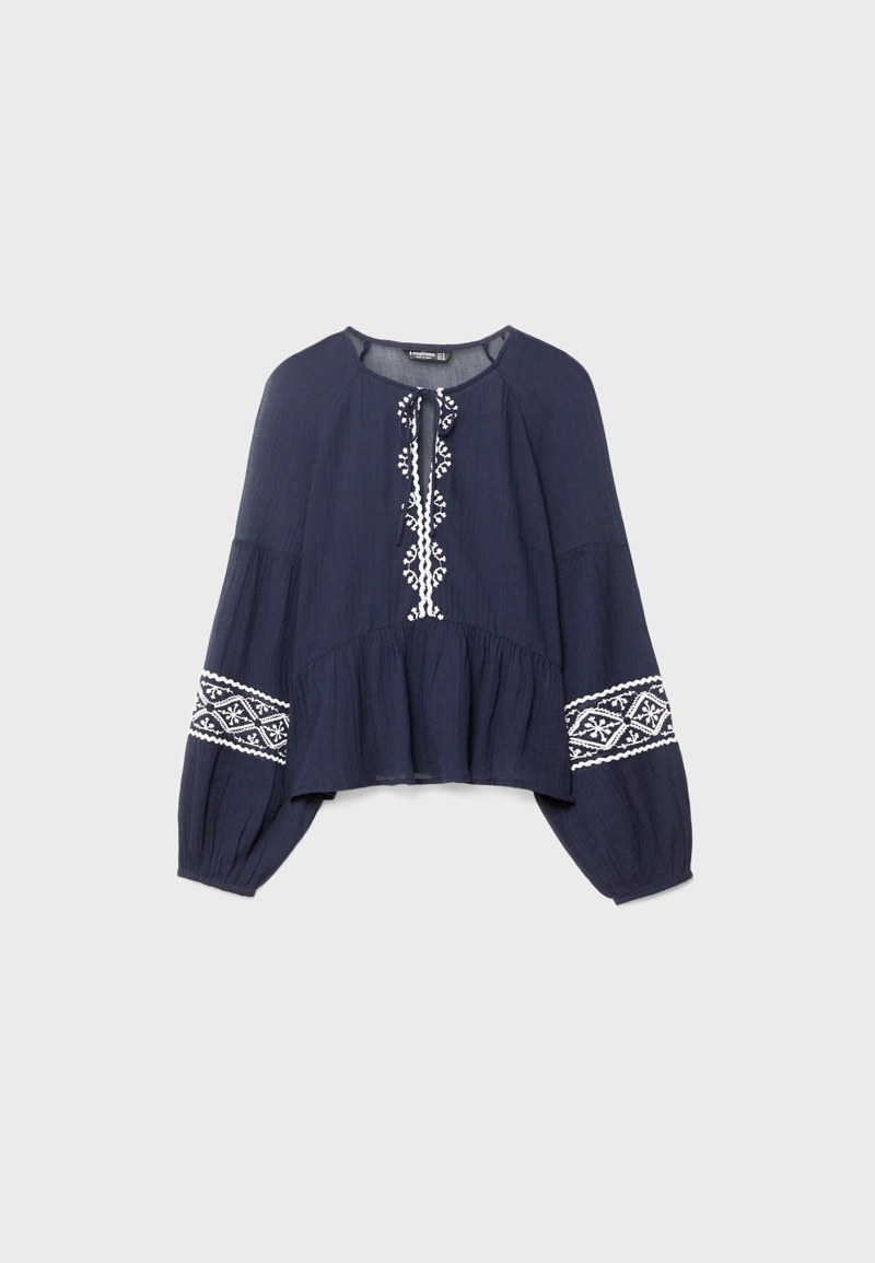 Блуза из струящейся ткани с вышивкой