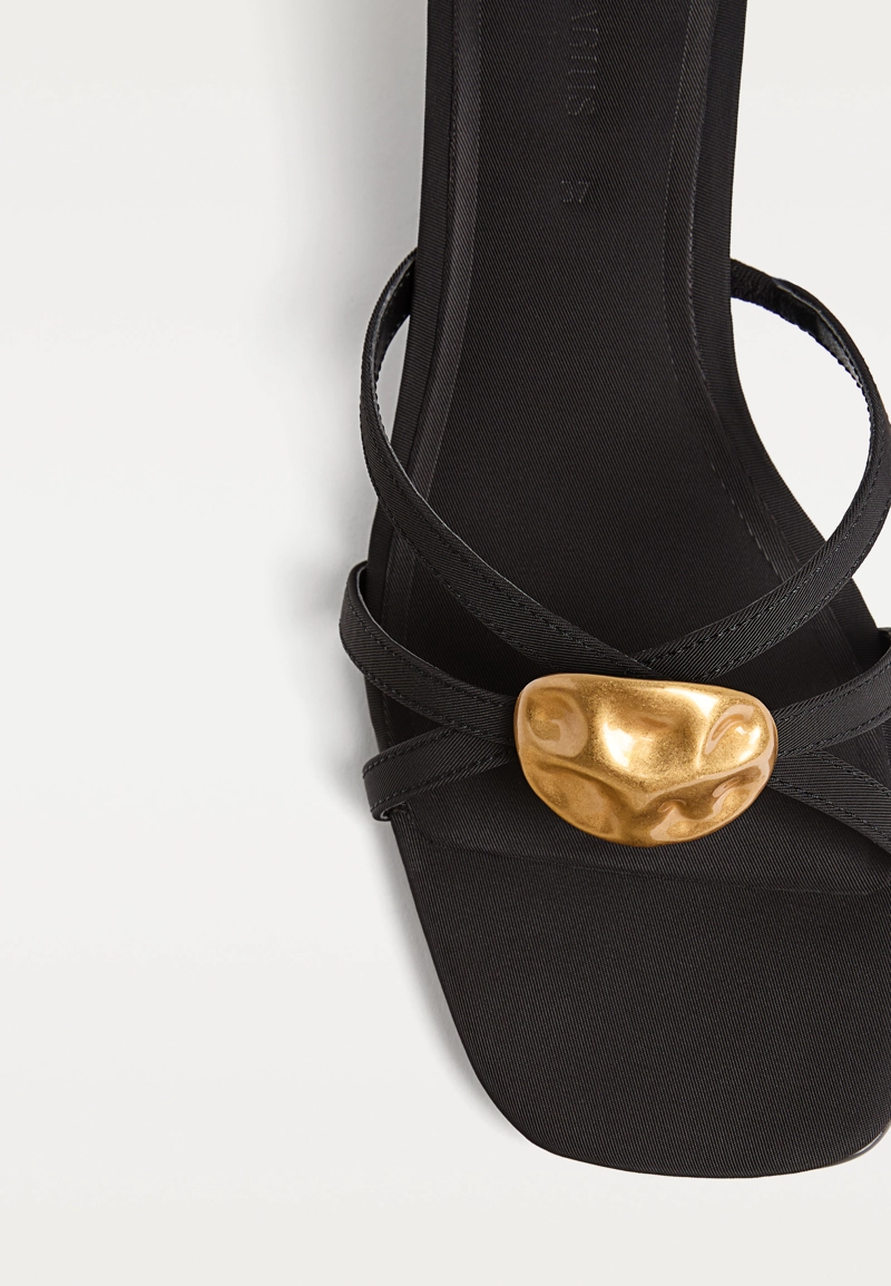 Босоножки на высоком каблуке со стразами