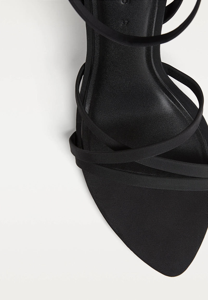 Босоножки на высоком каблуке с бантом