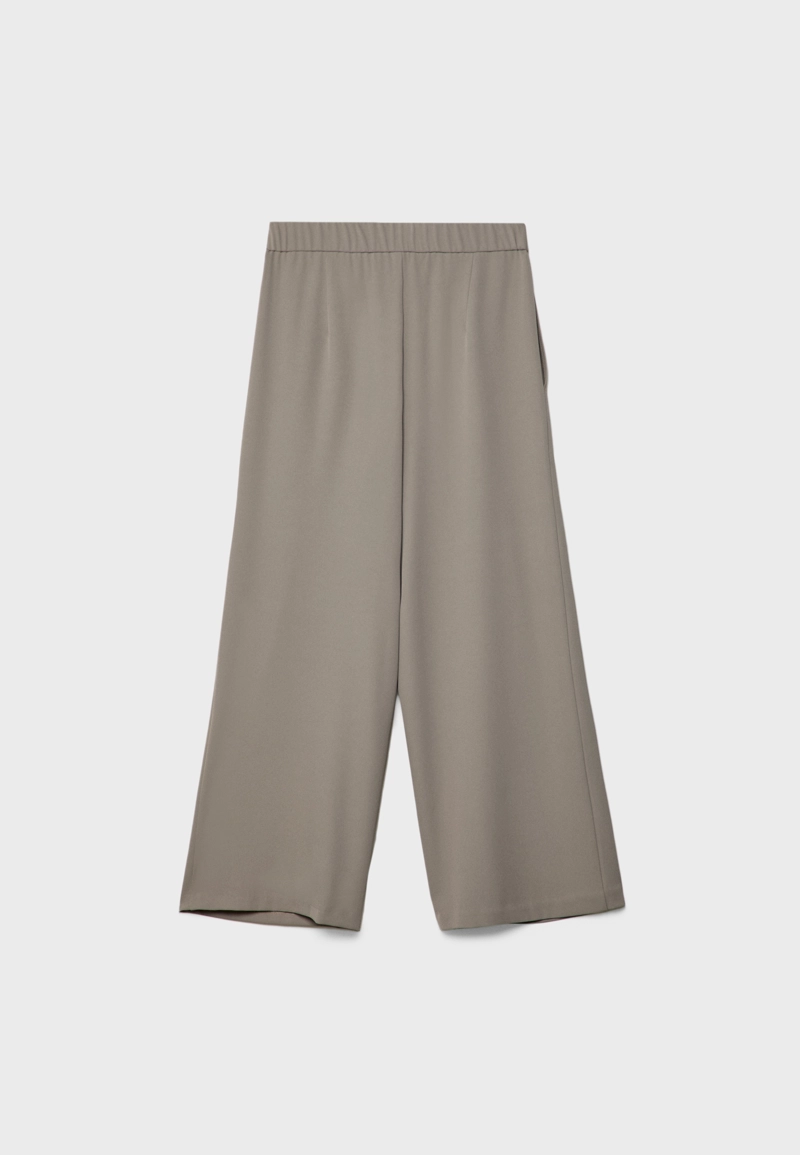 Брюки-кюлоты в строгом стиле с защипами