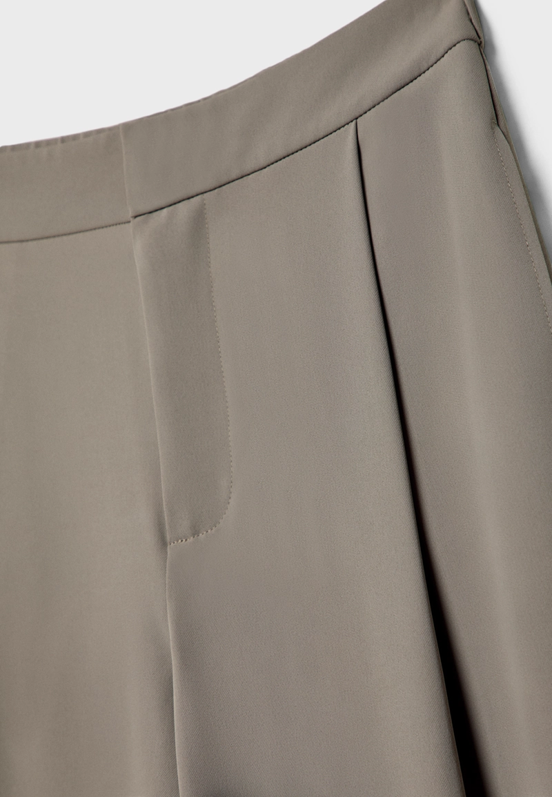 Брюки-кюлоты в строгом стиле с защипами