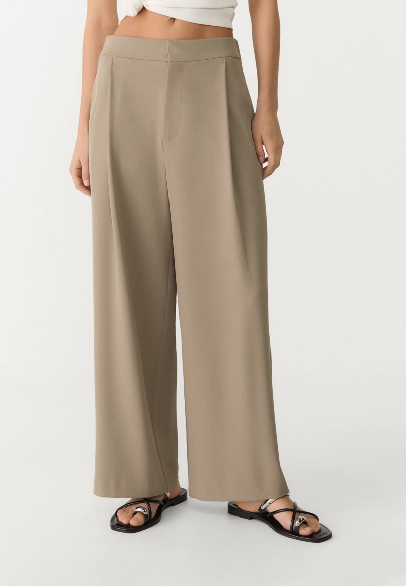 Брюки-кюлоты в строгом стиле с защипами