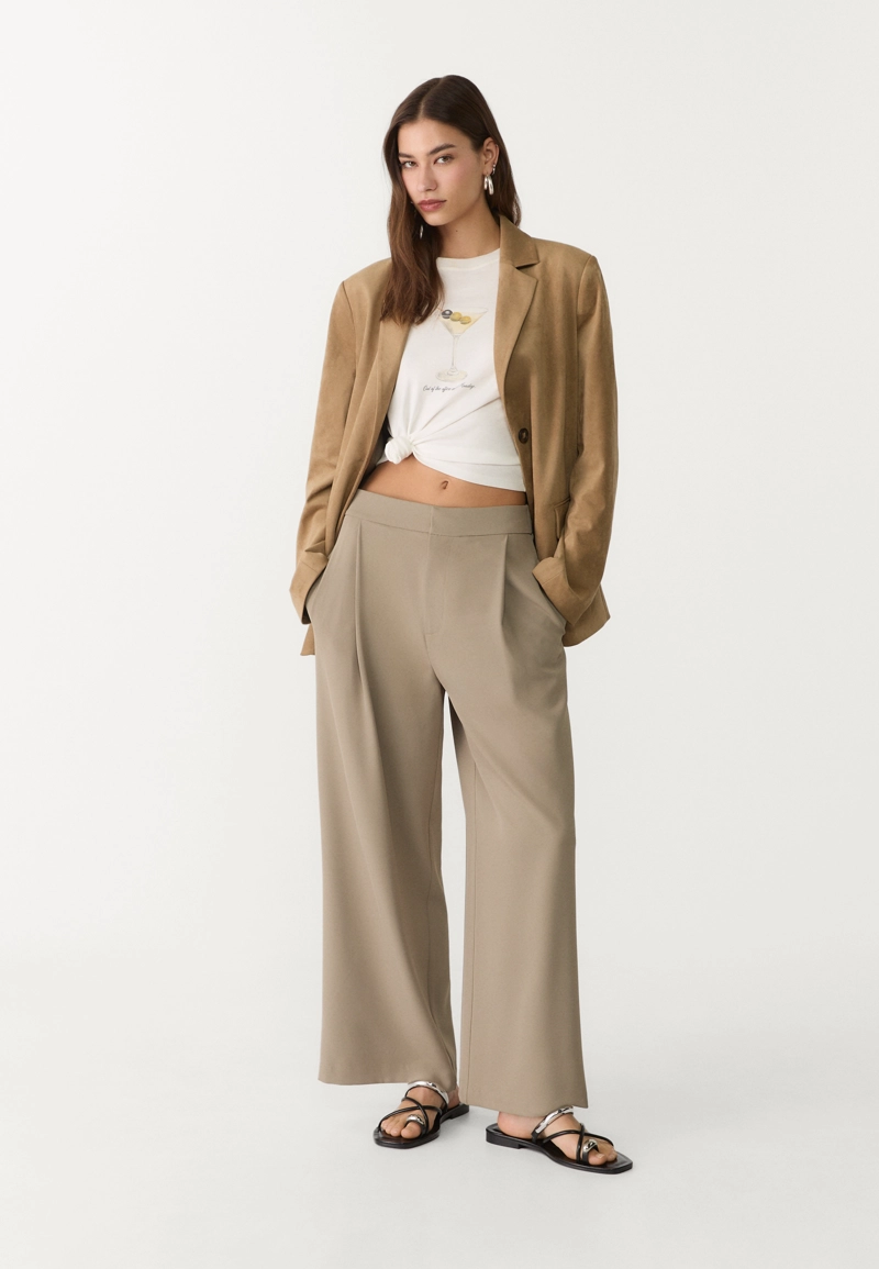 Брюки-кюлоты в строгом стиле с защипами