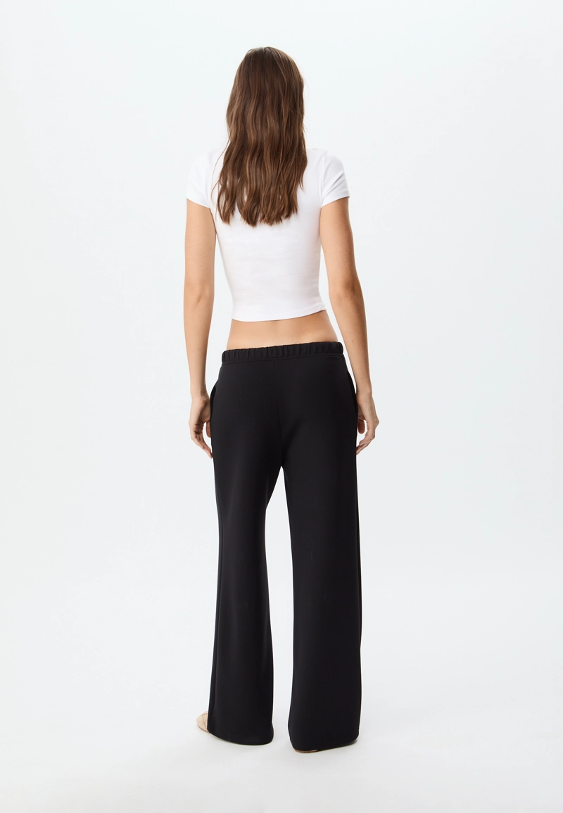 Брюки из мягкой ткани с широкими штанинами и декоративными швами