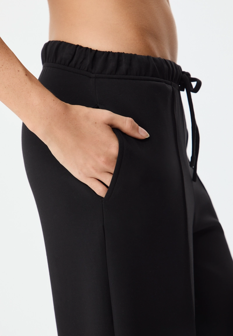 Брюки из мягкой ткани с широкими штанинами и декоративными швами