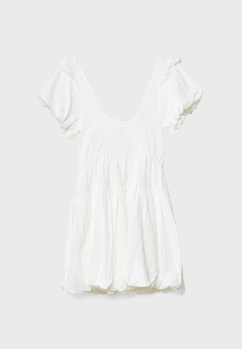 Короткое платье объемного кроя с короткими рукавами