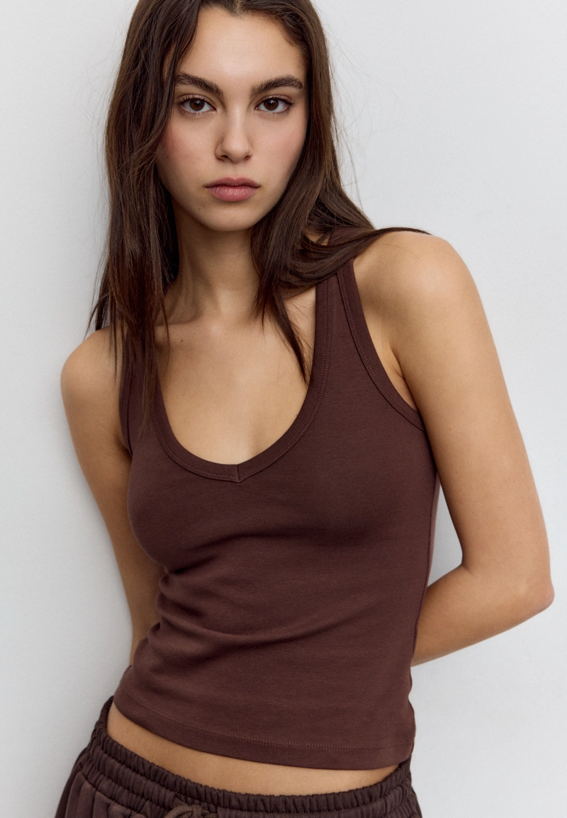 Футболка с V-образным вырезом и спиной-борцовкой