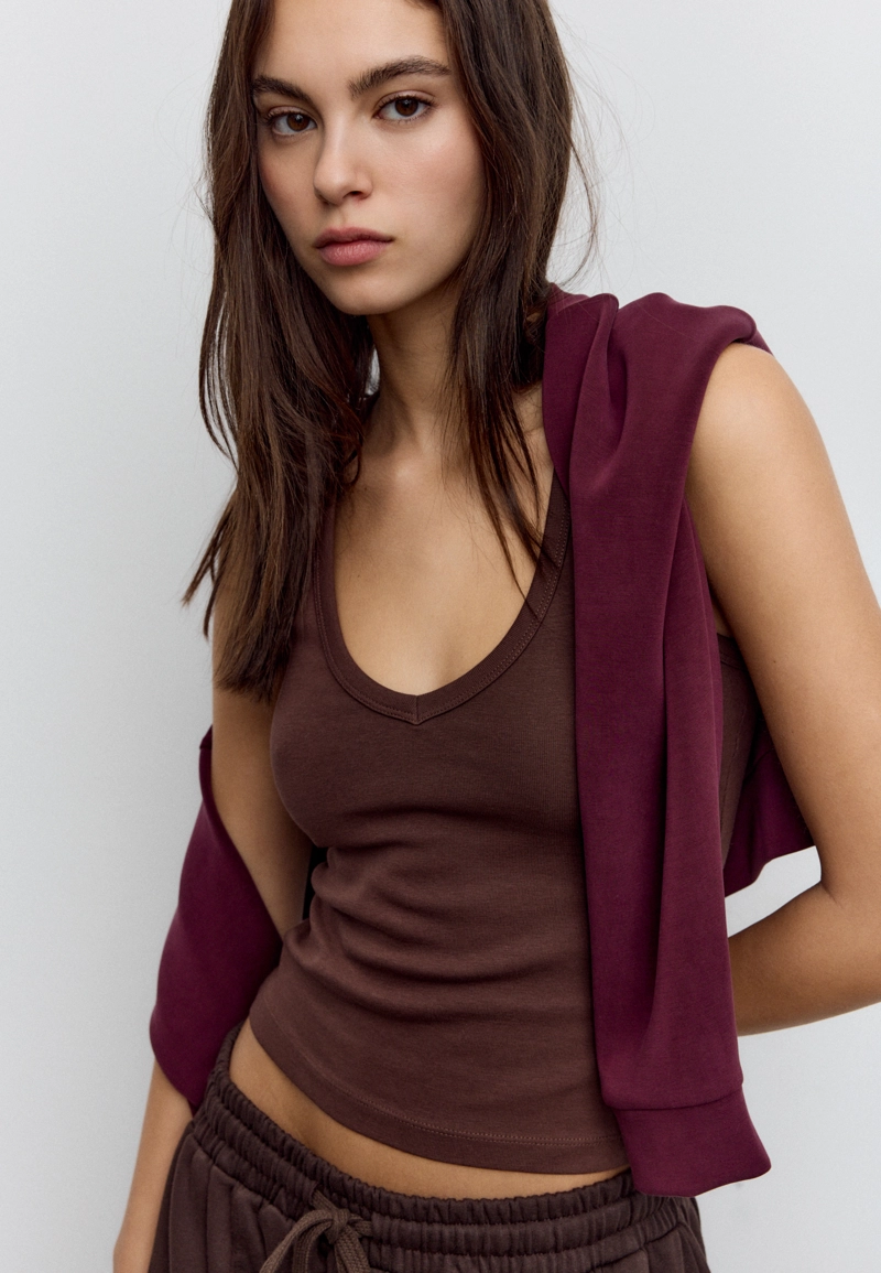 Футболка с V-образным вырезом и спиной-борцовкой