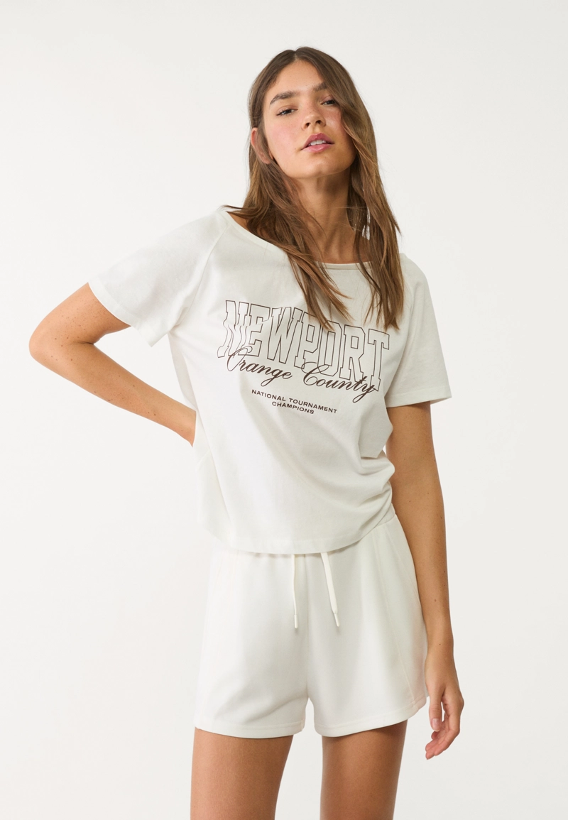 Шорты из мягкой ткани с декоративными швами