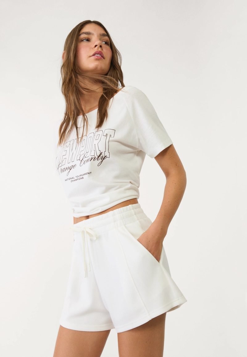 Шорты из мягкой ткани с декоративными швами