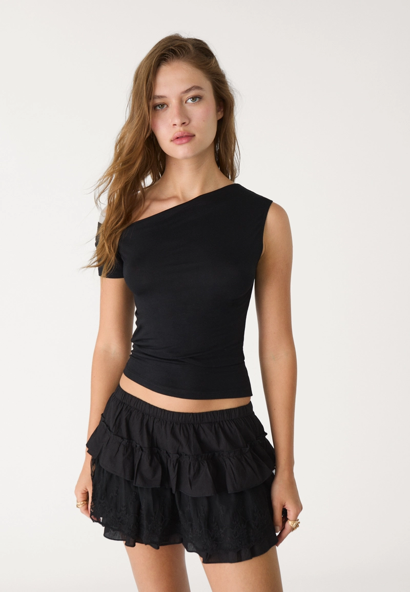 Лонгслив с асимметричным вырезом