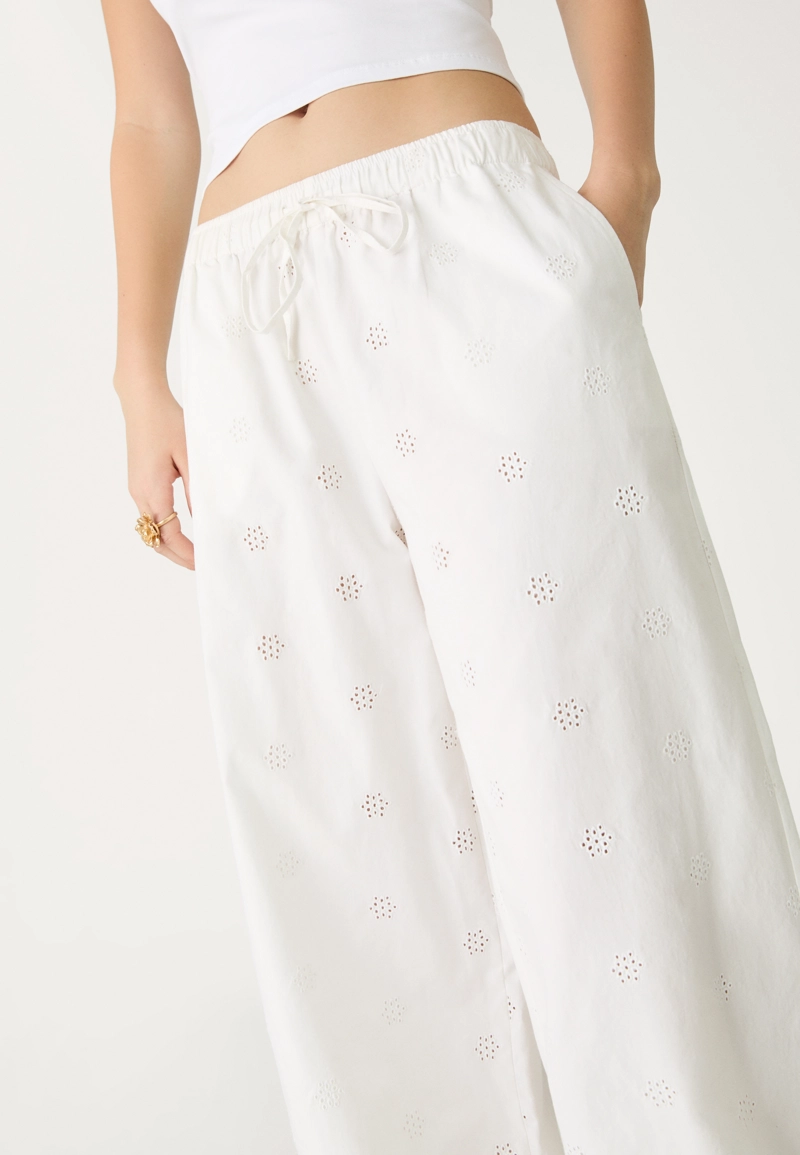 Брюки из струящейся ткани с вышивкой