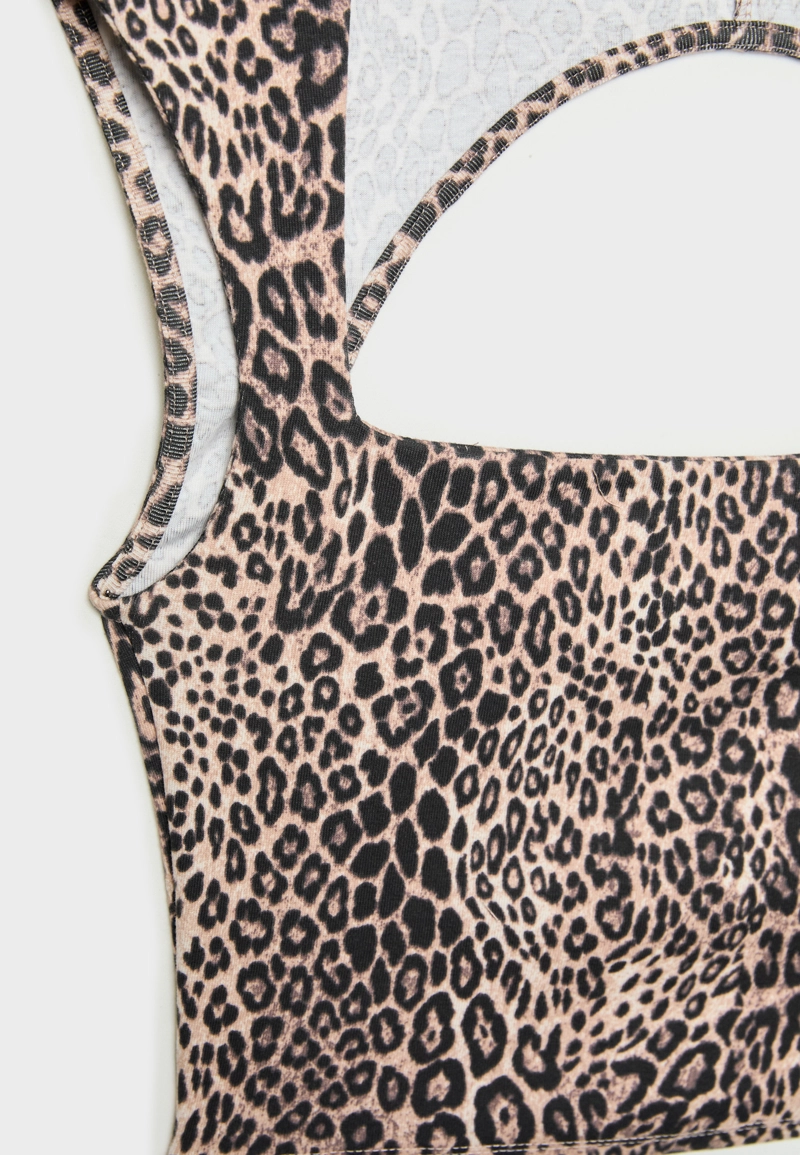 Укороченная футболка с вырезом сзади