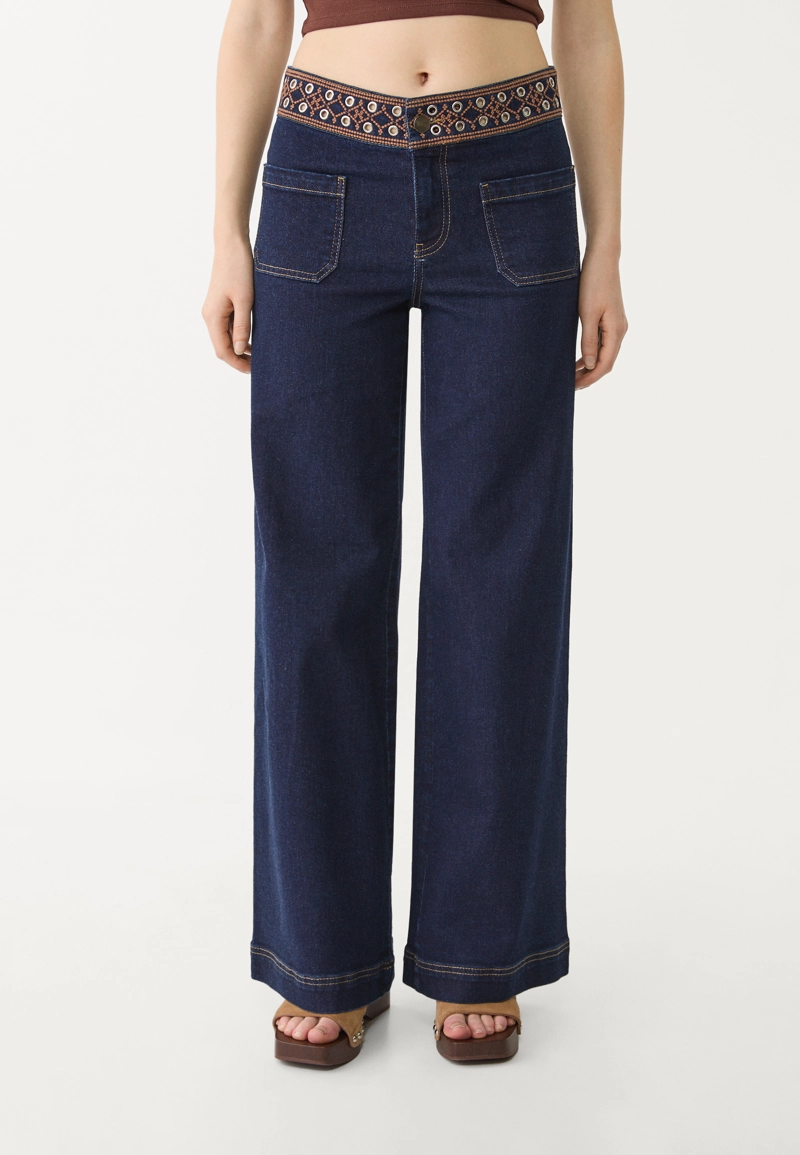 Минималистские джинсы с вышивкой