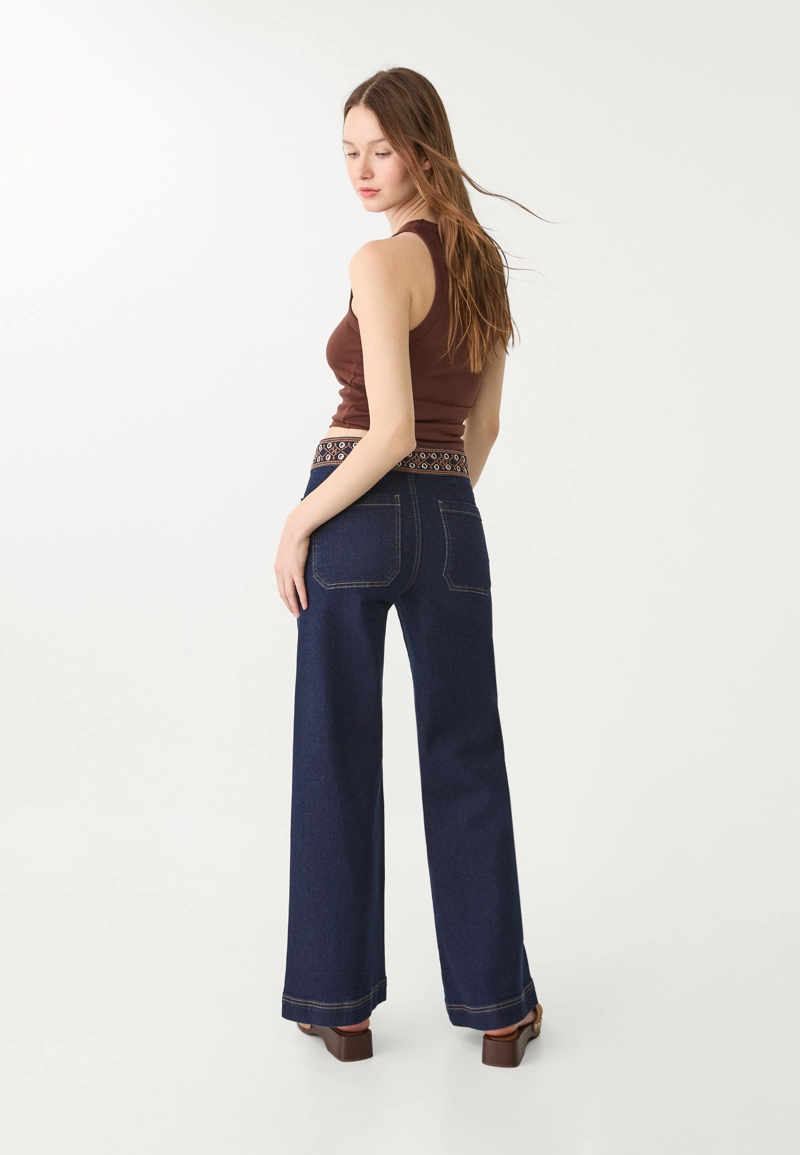 Минималистские джинсы с вышивкой