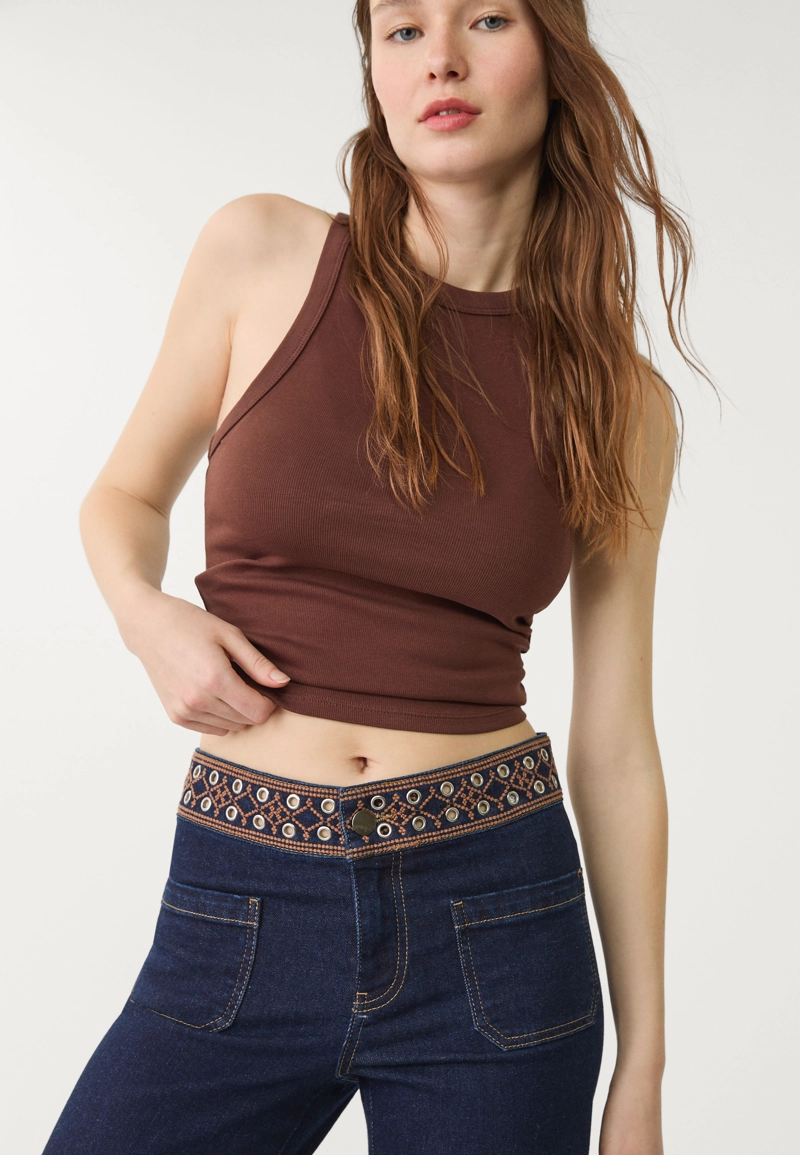 Минималистские джинсы с вышивкой