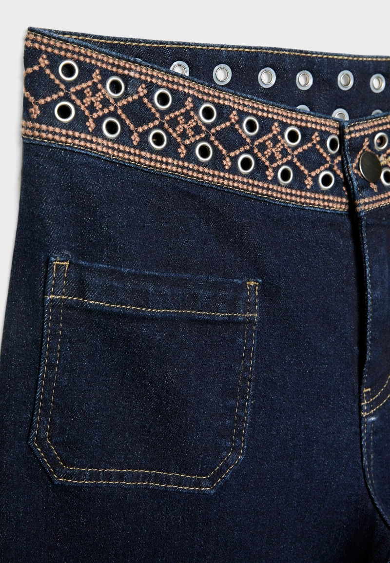 Минималистские джинсы с вышивкой