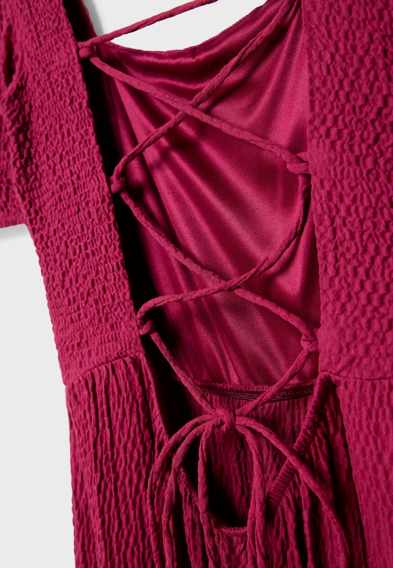 Длинное струящееся платье со скрещенными деталями на спине