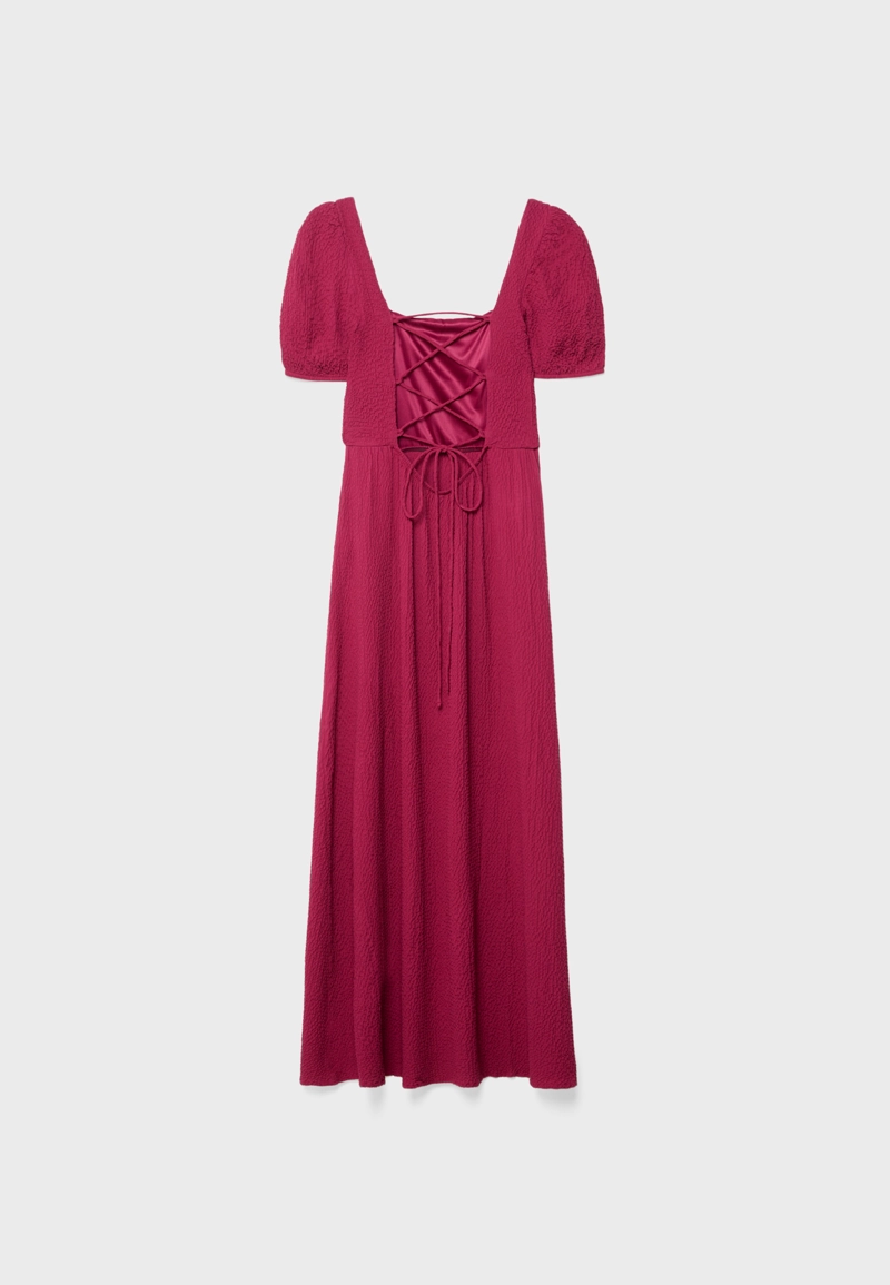 Длинное струящееся платье со скрещенными деталями на спине