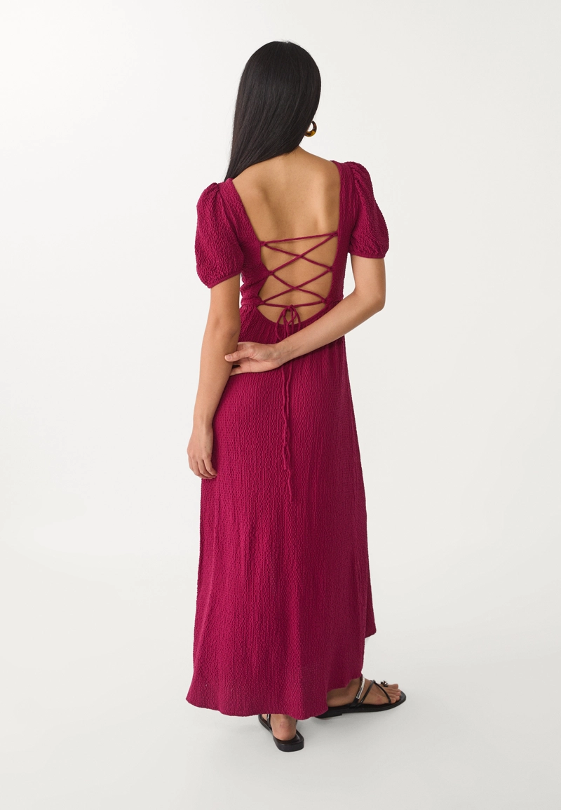 Длинное струящееся платье со скрещенными деталями на спине