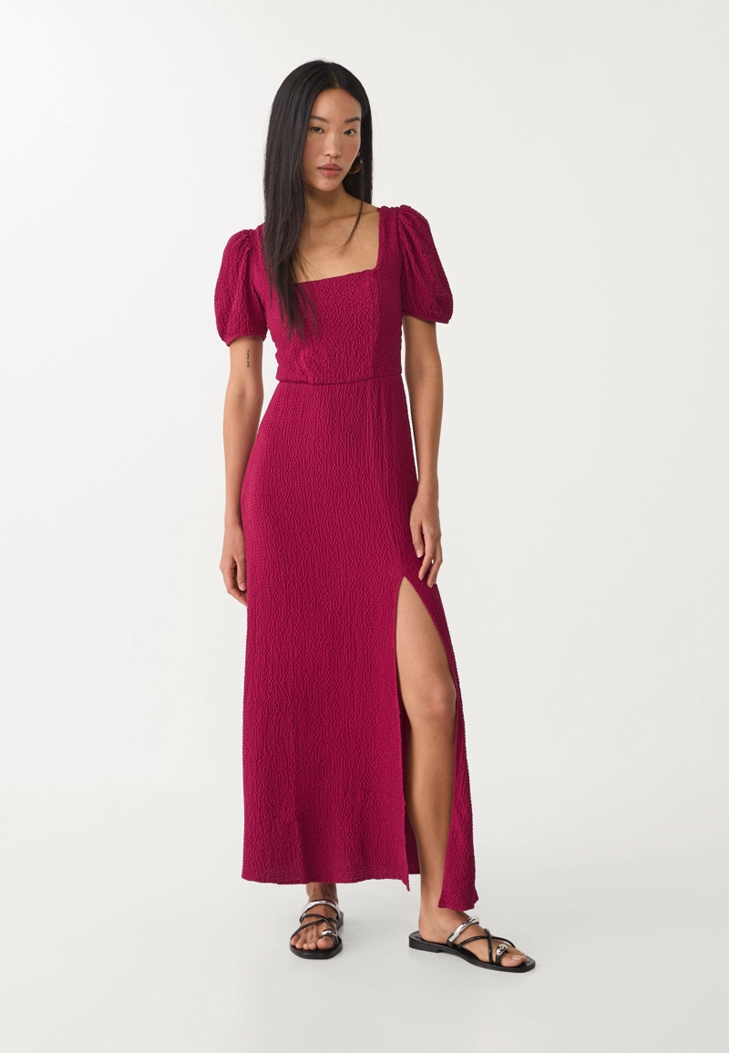 Длинное струящееся платье со скрещенными деталями на спине