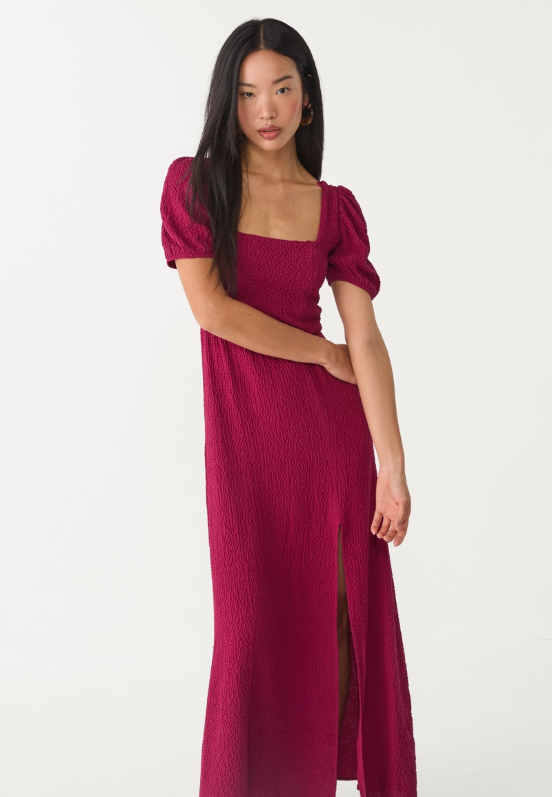 Длинное струящееся платье со скрещенными деталями на спине