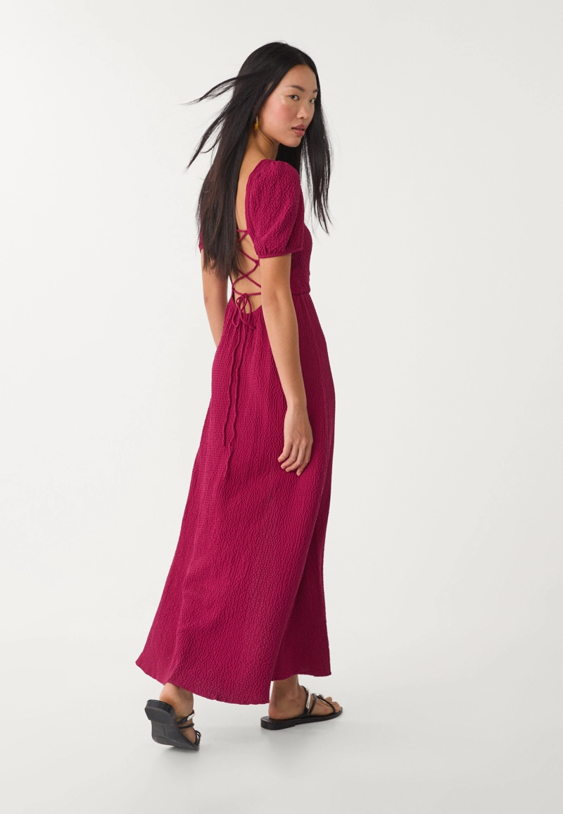 Длинное струящееся платье со скрещенными деталями на спине