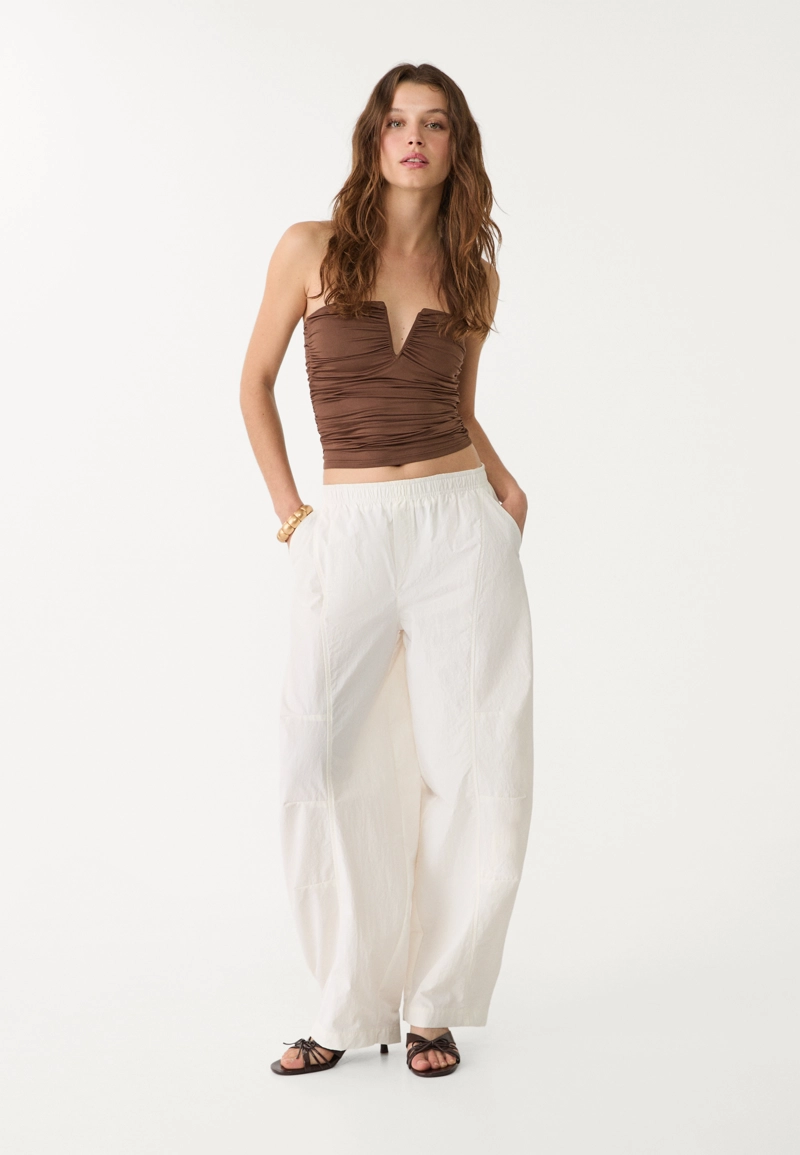 Укороченный топ с V-образным вырезом и драпировкой