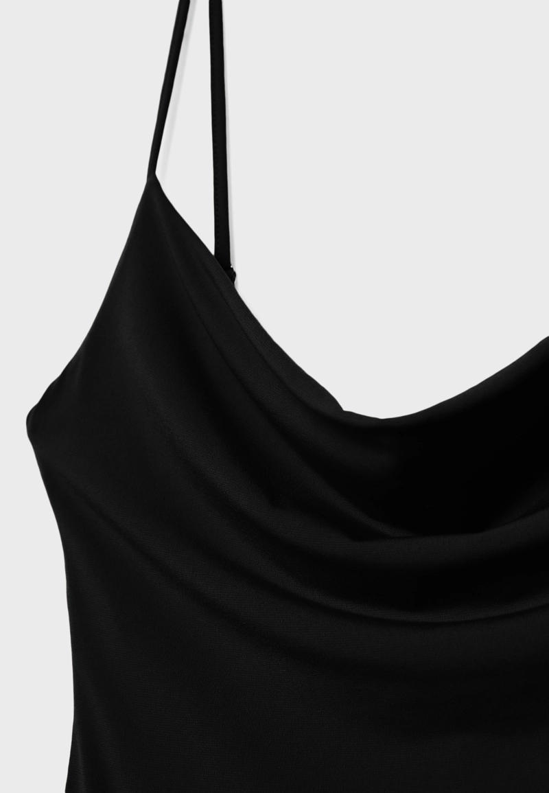 Короткое платье с драпировкой на вырезе