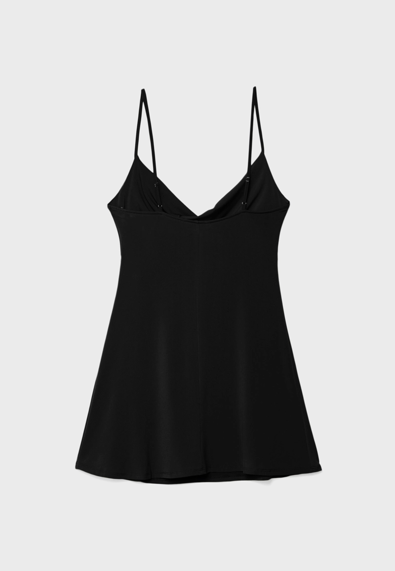 Короткое платье с драпировкой на вырезе