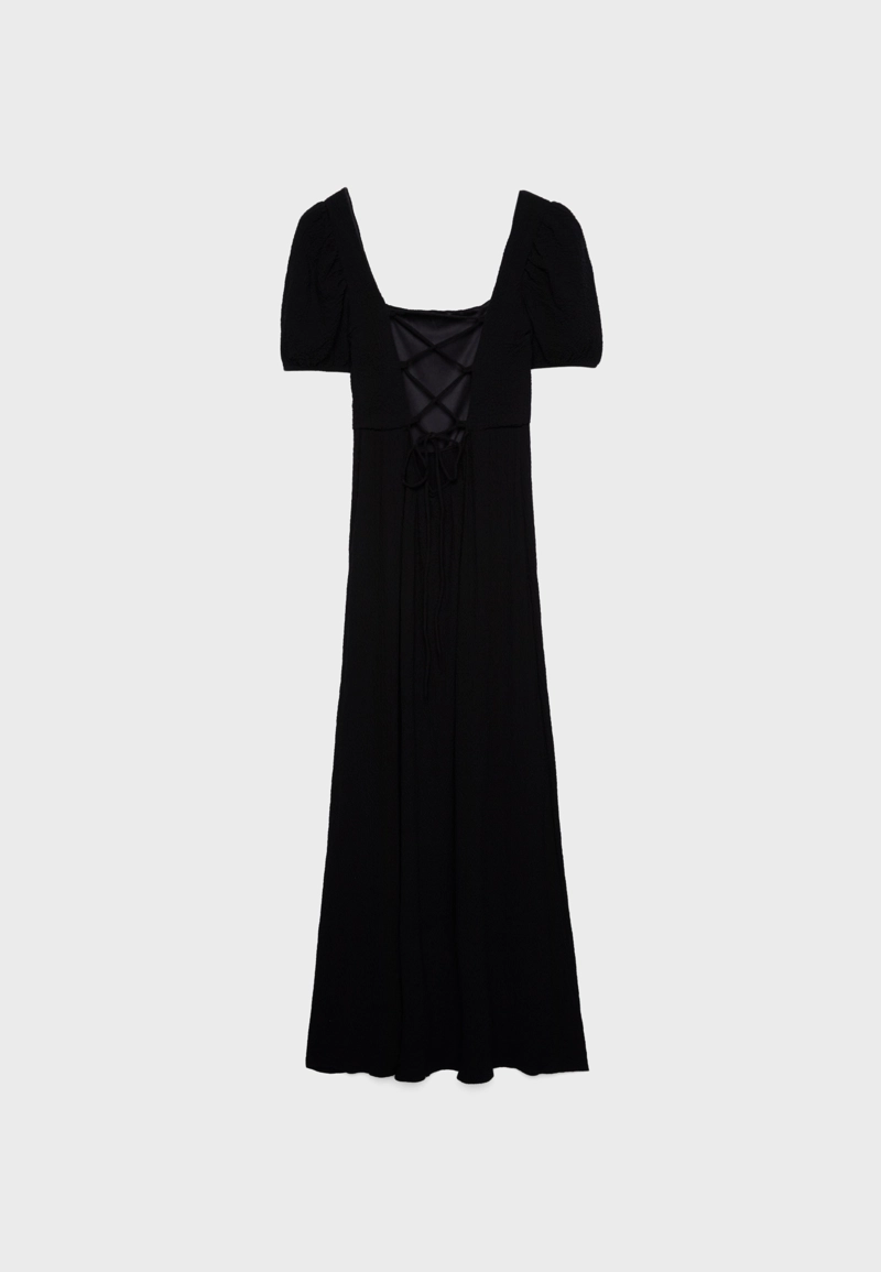 Длинное струящееся платье со скрещенными деталями на спине