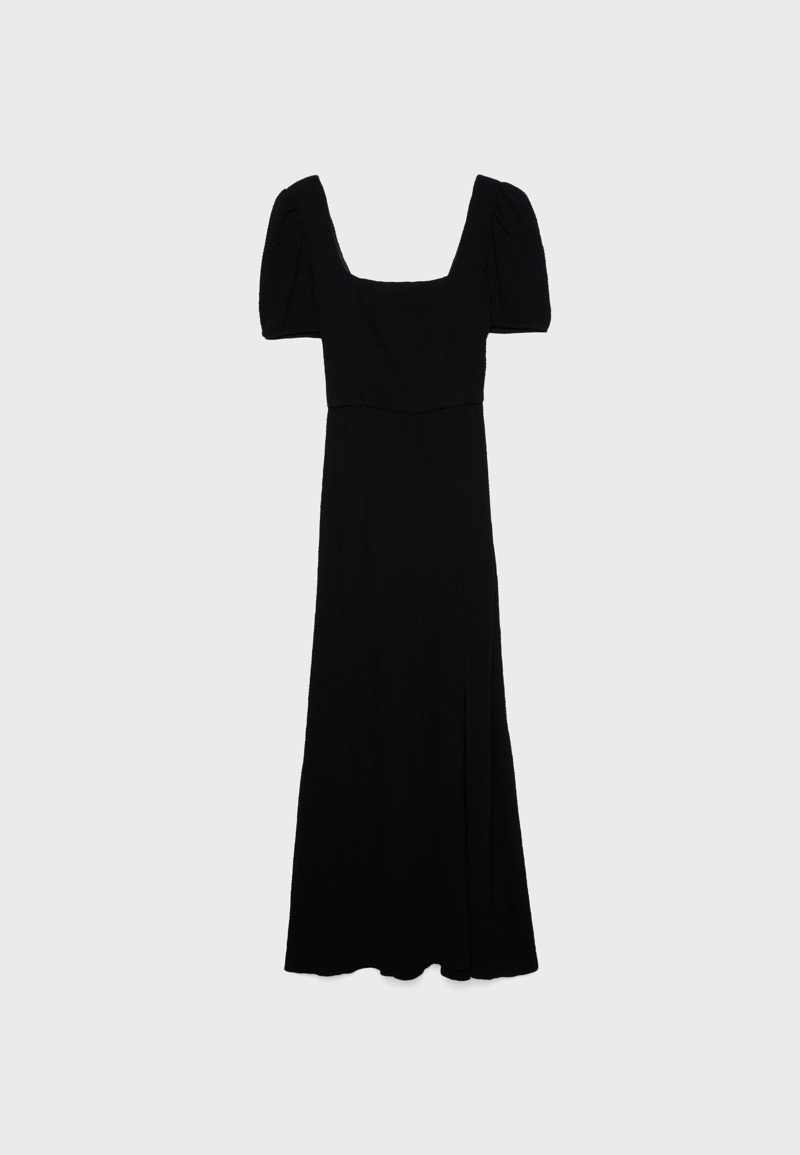 Длинное струящееся платье со скрещенными деталями на спине