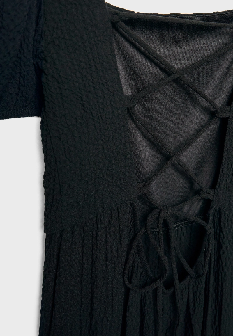 Длинное струящееся платье со скрещенными деталями на спине