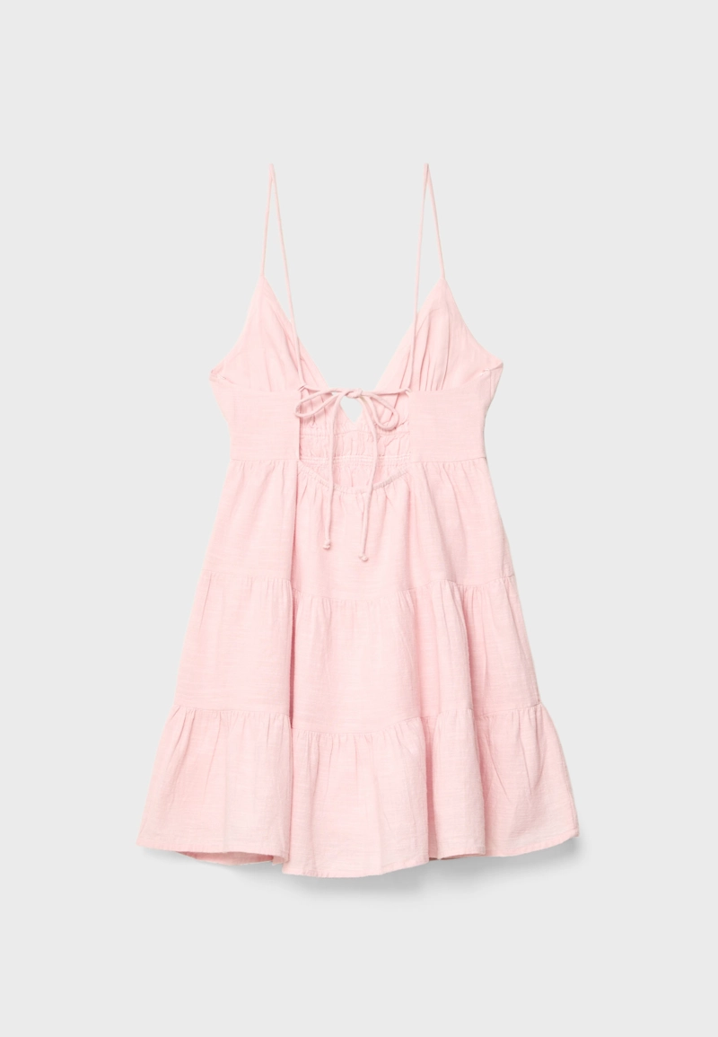 Короткое струящееся платье с завязками сзади