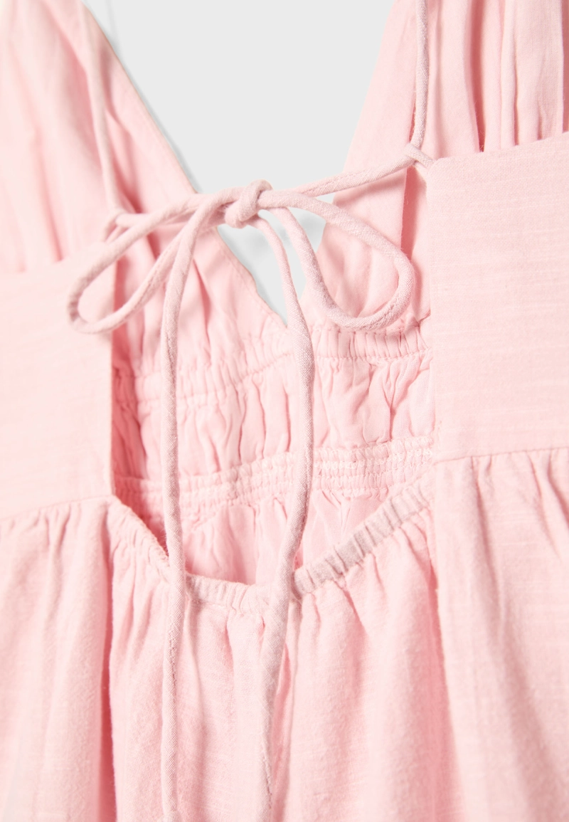 Короткое струящееся платье с завязками сзади