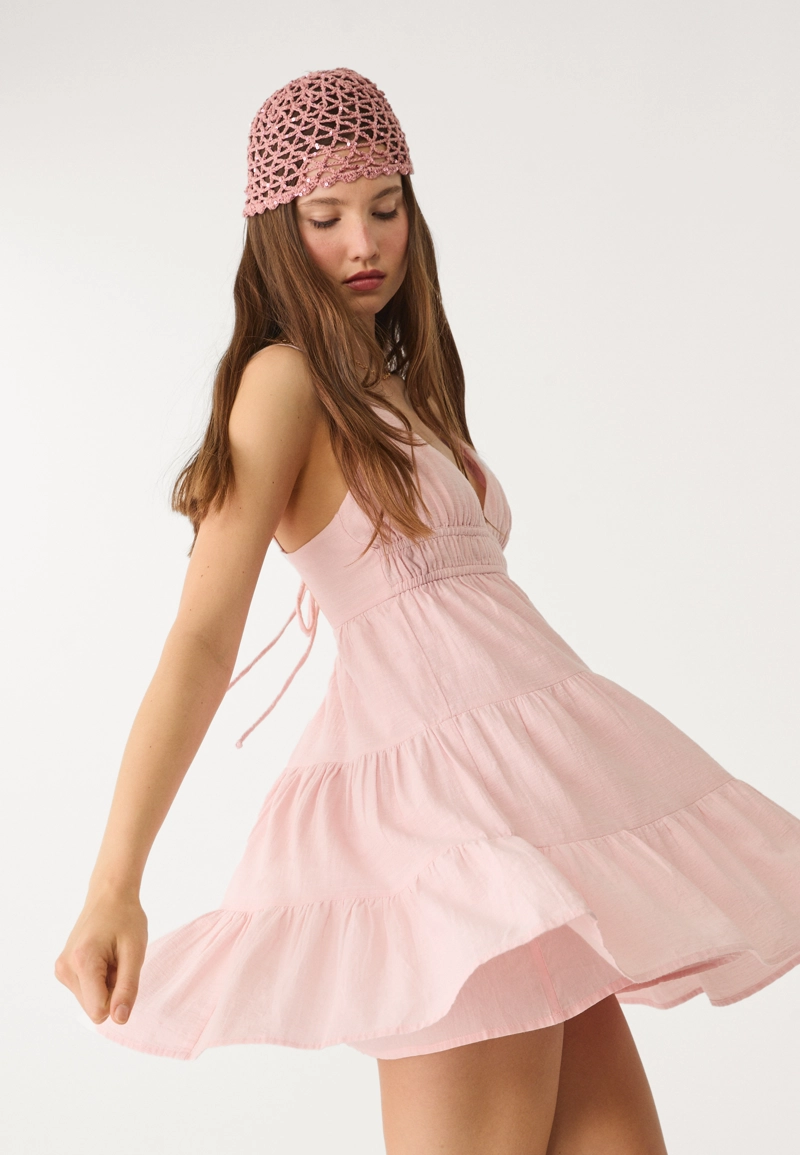 Короткое струящееся платье с завязками сзади