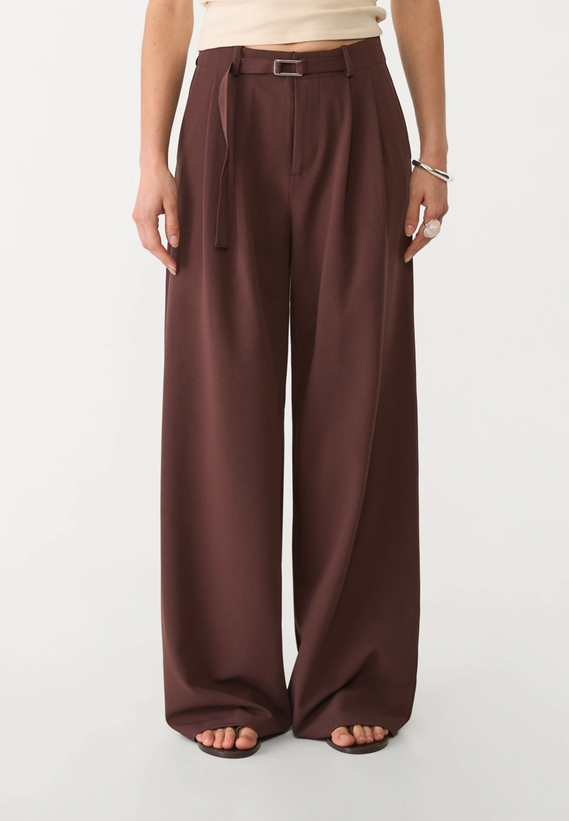 Брюки с широкими штанинами и пряжкой