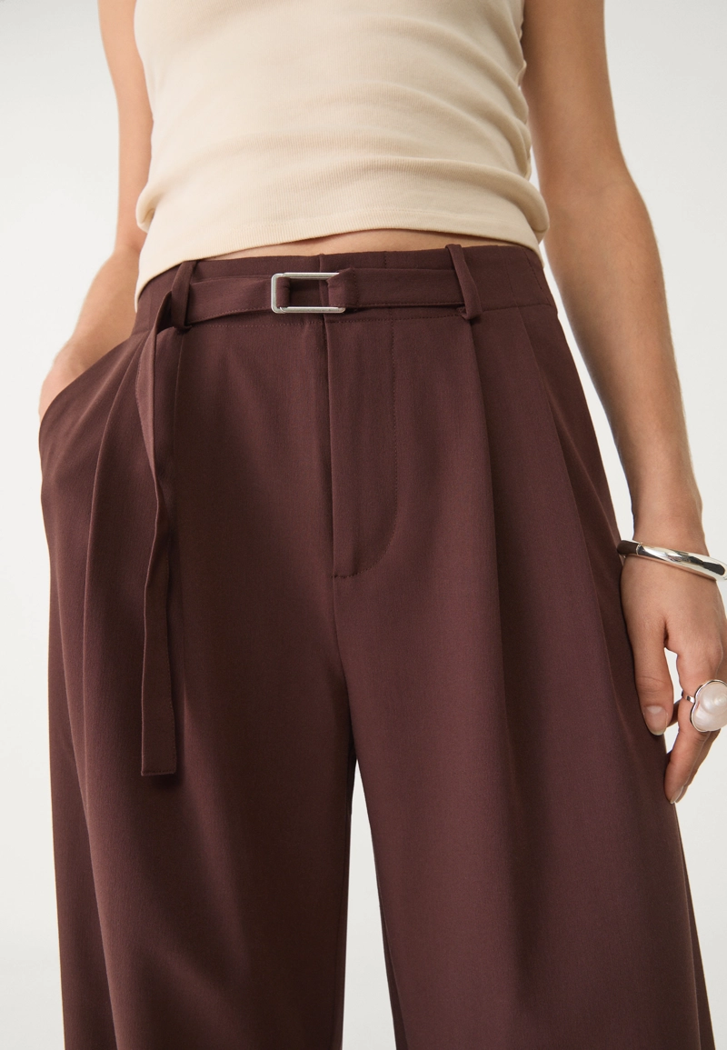 Брюки с широкими штанинами и пряжкой