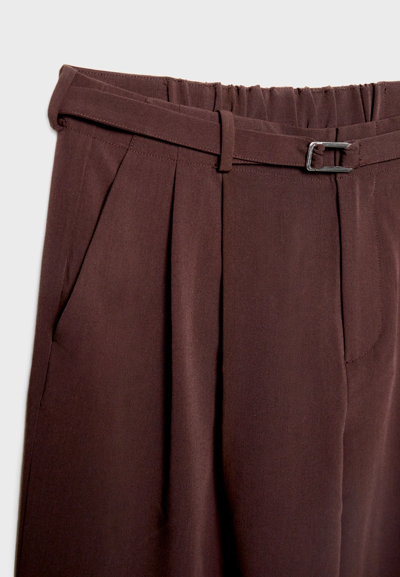 Брюки с широкими штанинами и пряжкой