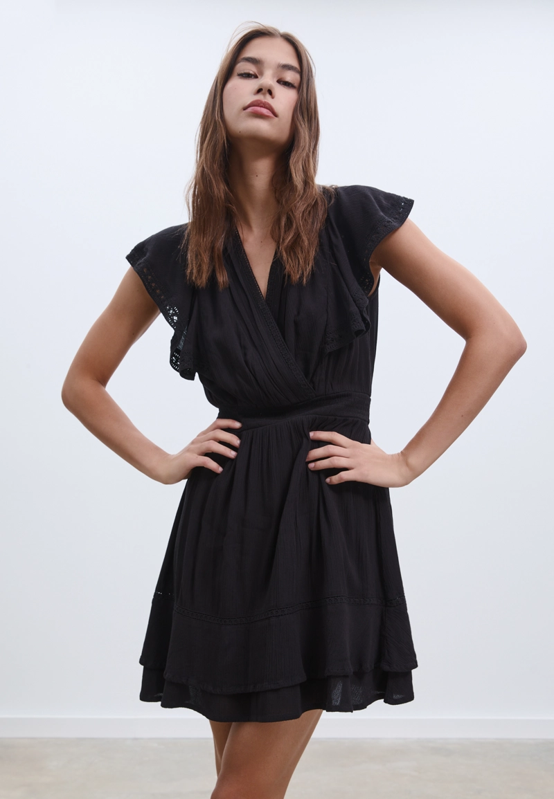 Короткое платье из струящейся ткани с воланами