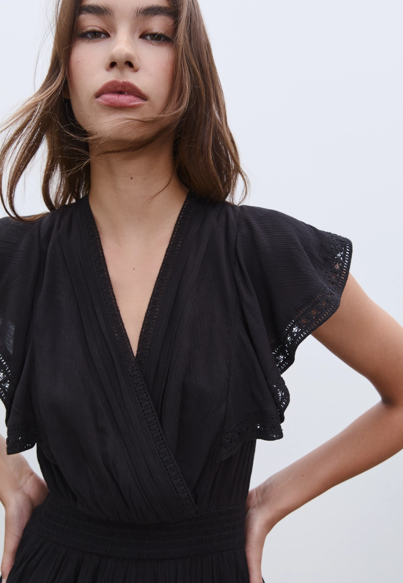 Короткое платье из струящейся ткани с воланами