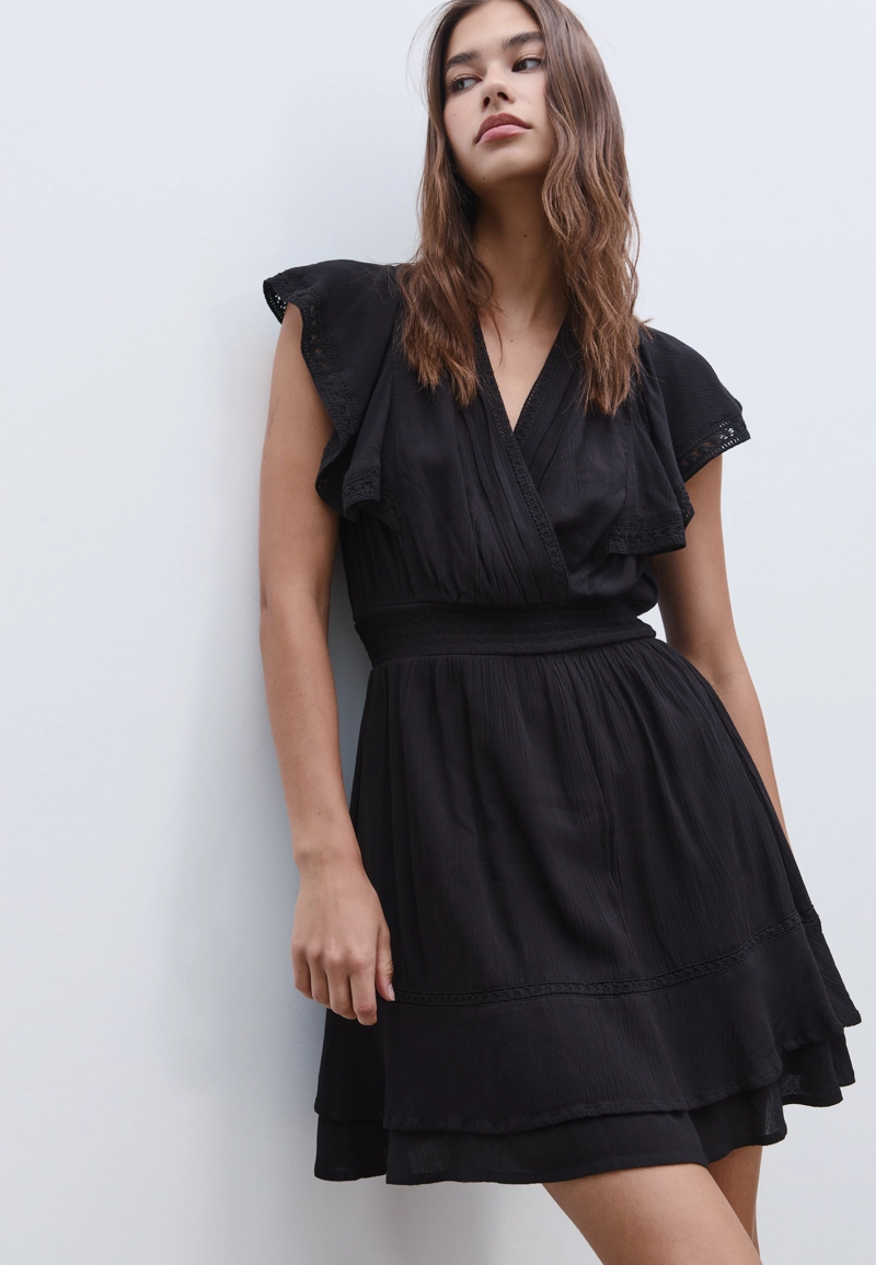 Короткое платье из струящейся ткани с воланами