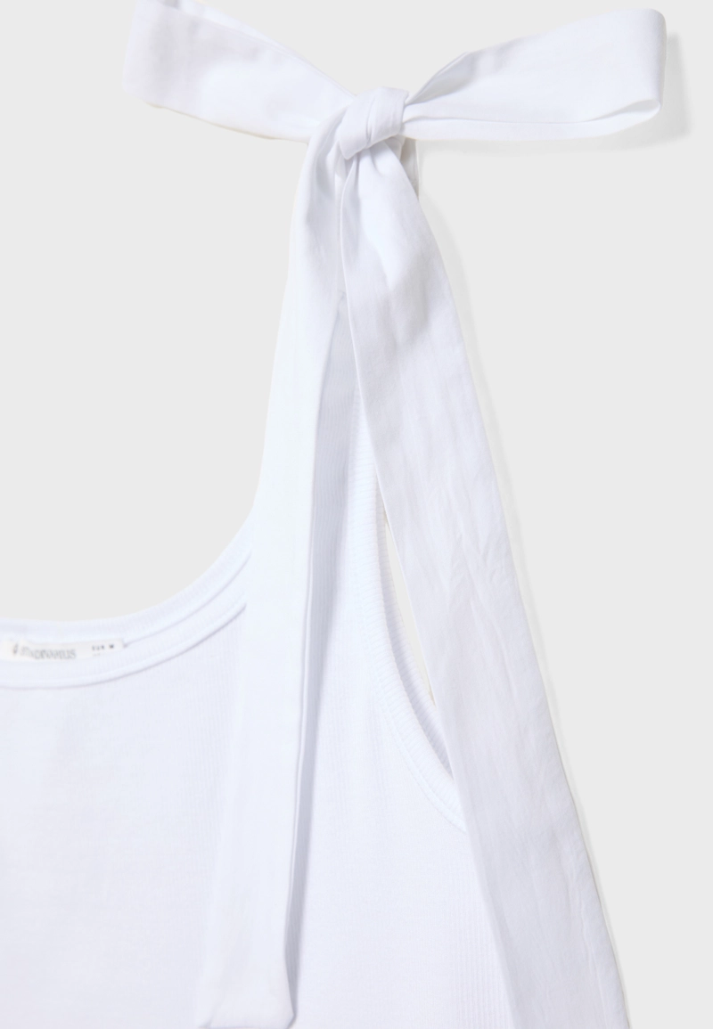 Топ с завязками и контрастными деталями