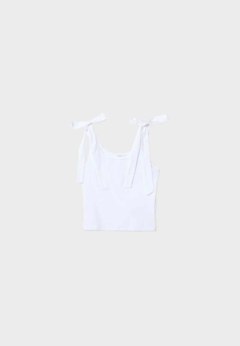 Топ с завязками и контрастными деталями