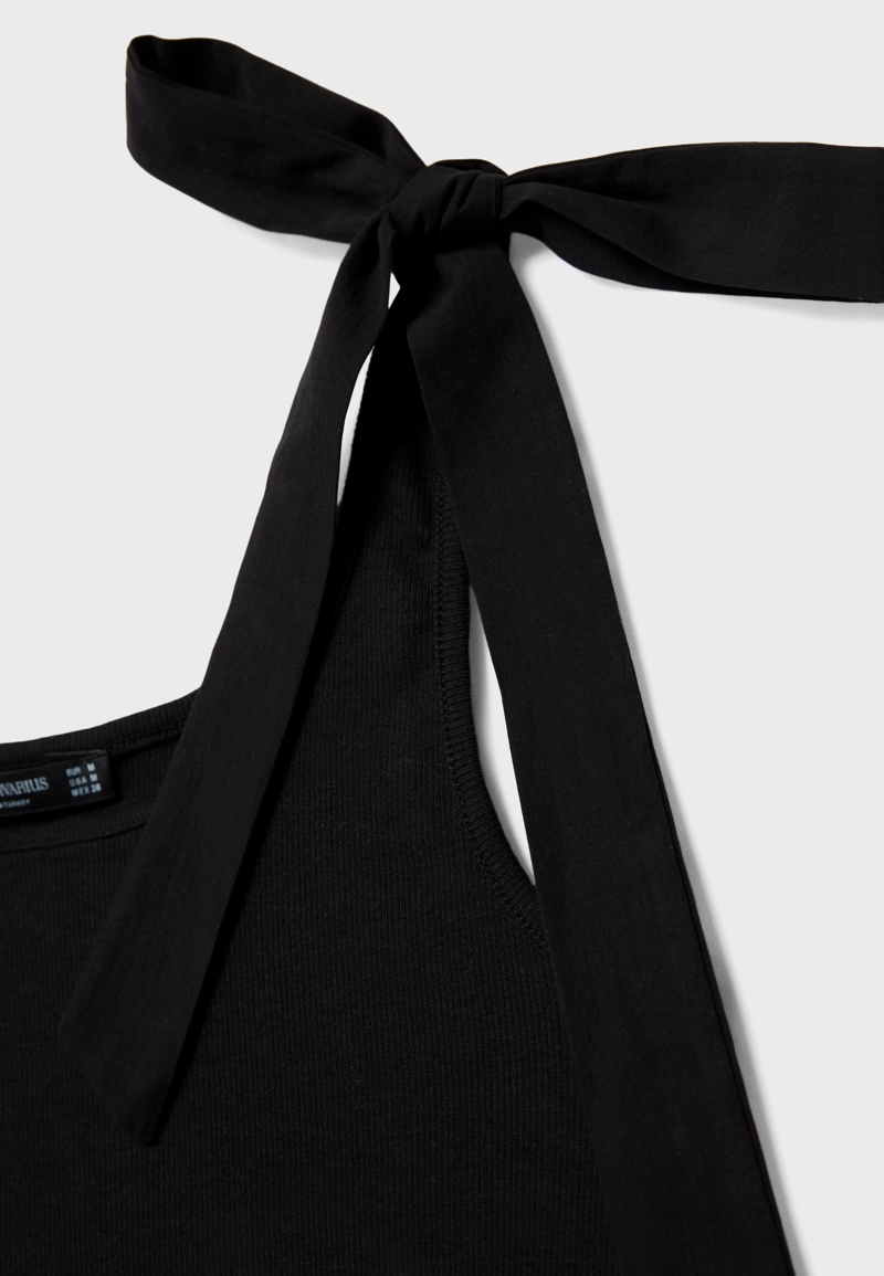 Топ с завязками и контрастными деталями