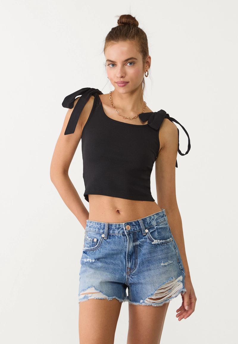 Топ с завязками и контрастными деталями